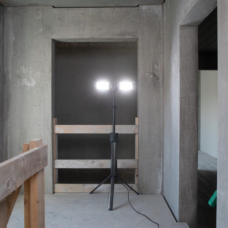Scangrip Tower 8 Connect Lampa Budowlana 8000 Lm Akumulatorowa Ze Statywem  w użyciu
