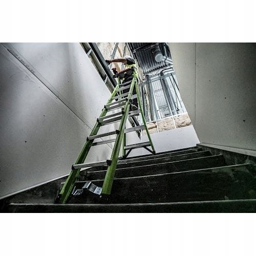 Little Giant King Kombo Xt 2.0 Drabina Wielofunkcyjna Włókno Szklane  udźwig 170kg w użyciu na schodach