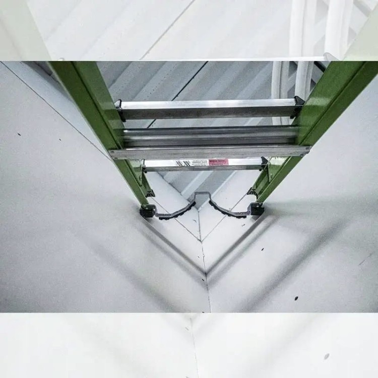 Little Giant King Kombo Xt 2.0 Drabina Wielofunkcyjna Włókno Szklane  udźwig 170kg w użyciu w narożniku